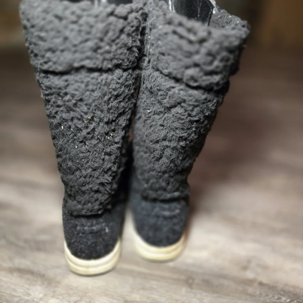 Muk Luks Women's Tally Boots. Size 6Charcoal/black